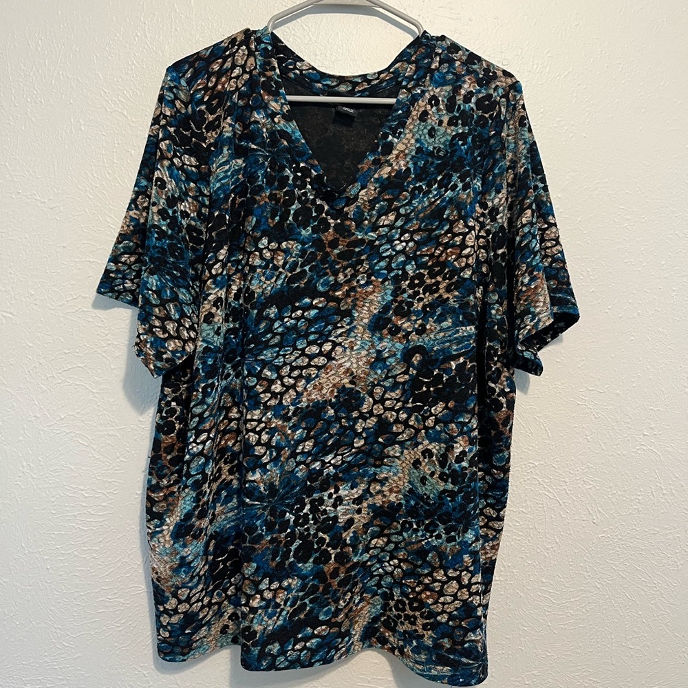 Maggie Barnes Women’s Top Short Sleeve V Neck Abstract Snakeskin 3X 26/28W Color